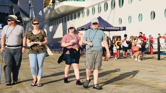 Viet Nam welcomes 7,000 foreign tourists on cruises
