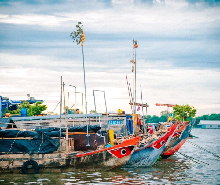 Long Xuyen floating amrket